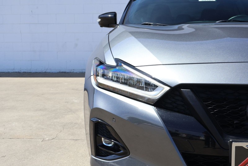 Nissan Maxima Vehicle Full-screen Gallery Image 03