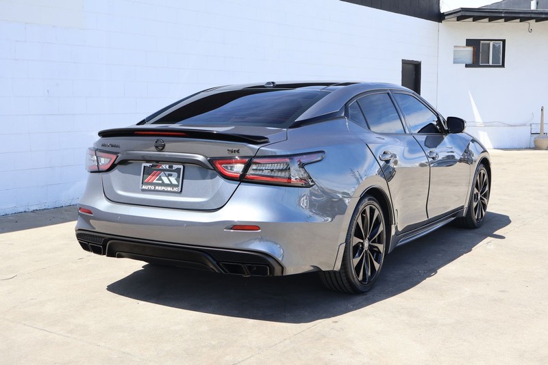 Nissan Maxima Vehicle Full-screen Gallery Image 05