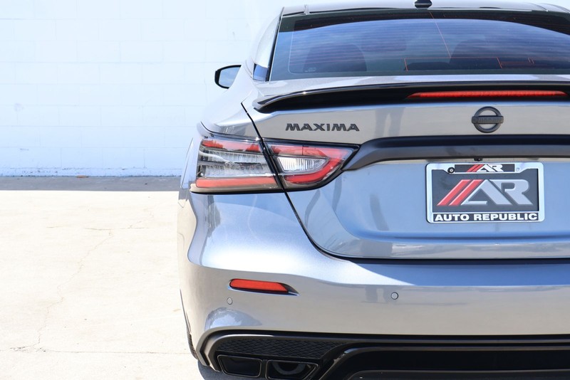 Nissan Maxima Vehicle Full-screen Gallery Image 07