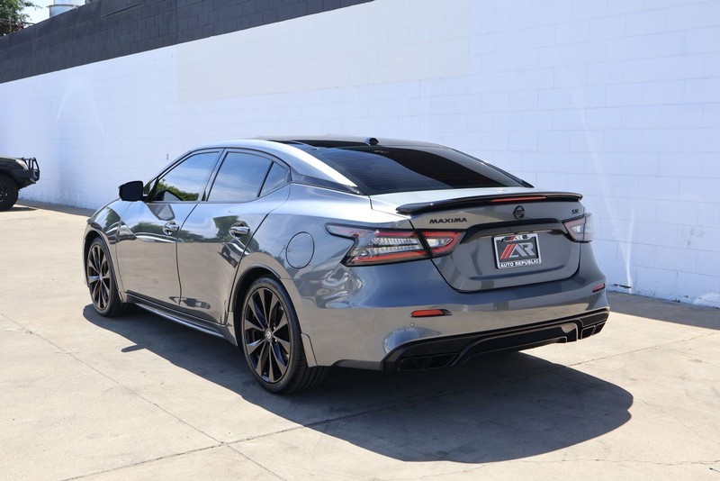 Nissan Maxima Vehicle Full-screen Gallery Image 09