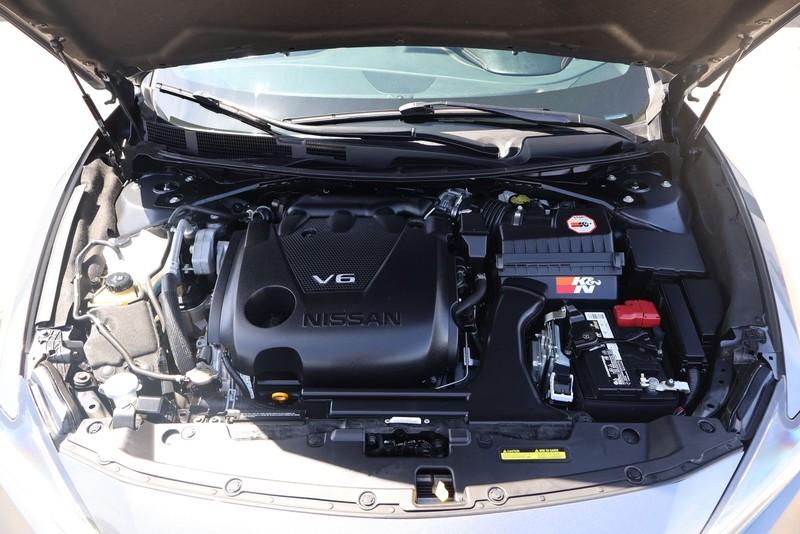 Nissan Maxima Vehicle Full-screen Gallery Image 12