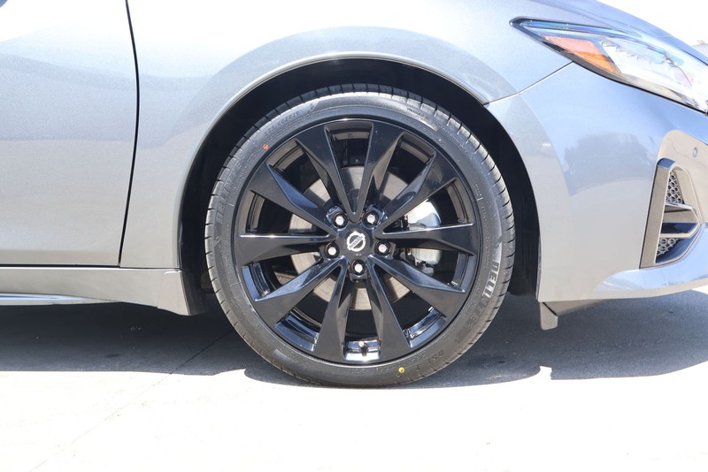 Nissan Maxima Vehicle Full-screen Gallery Image 13