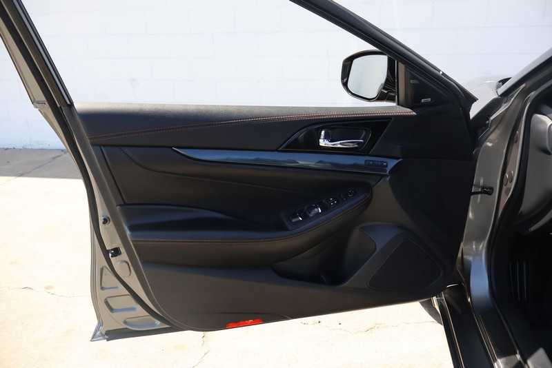 Nissan Maxima Vehicle Full-screen Gallery Image 14