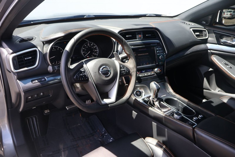 Nissan Maxima Vehicle Full-screen Gallery Image 15