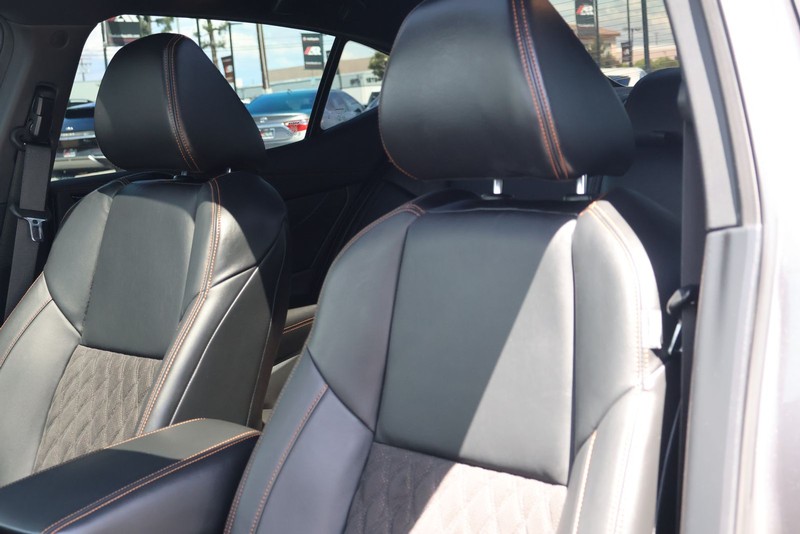 Nissan Maxima Vehicle Full-screen Gallery Image 17