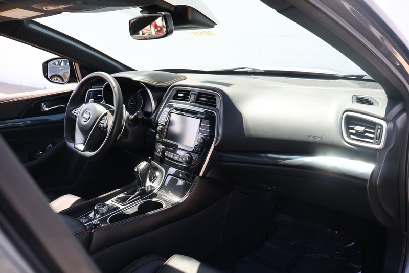 Nissan Maxima Vehicle Full-screen Gallery Image 18