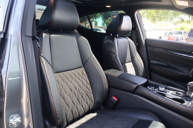 Nissan Maxima Vehicle Full-screen Gallery Image 19