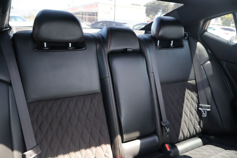 Nissan Maxima Vehicle Full-screen Gallery Image 20