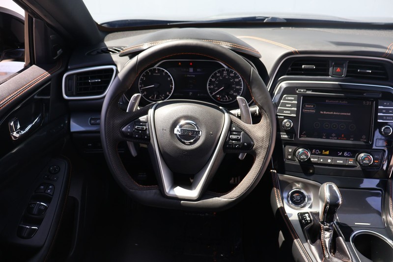 Nissan Maxima Vehicle Full-screen Gallery Image 23