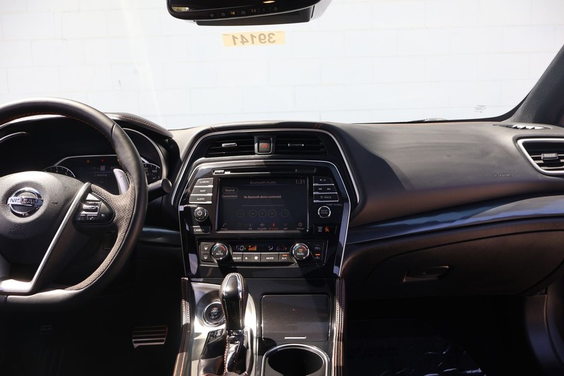 Nissan Maxima Vehicle Full-screen Gallery Image 27