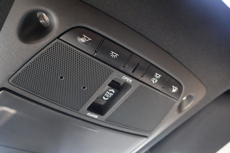 Nissan Maxima Vehicle Full-screen Gallery Image 32