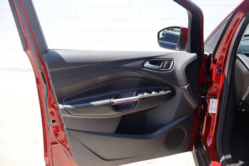 Ford C-Max Energi Vehicle Full-screen Gallery Image 14