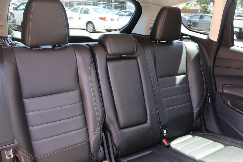 Ford C-Max Energi Vehicle Full-screen Gallery Image 20