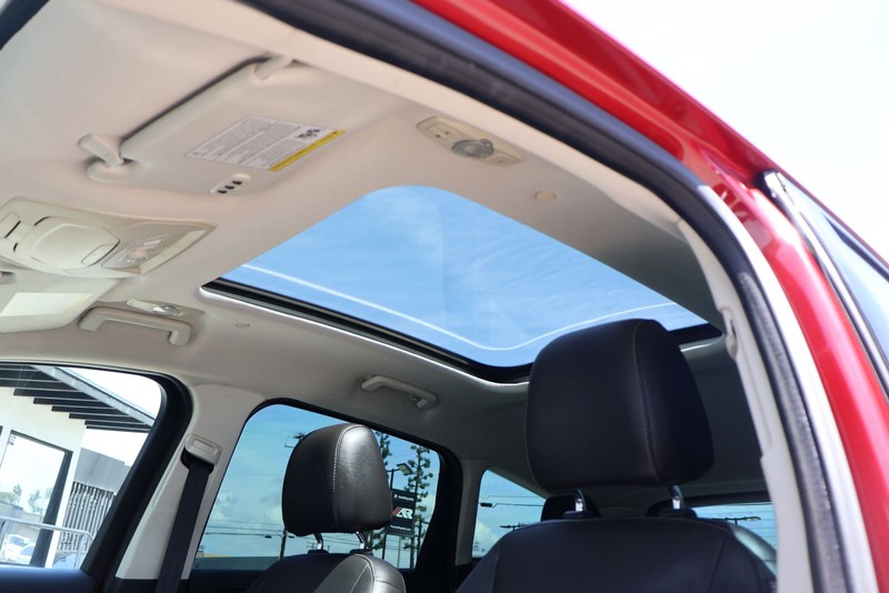 Ford C-Max Energi Vehicle Full-screen Gallery Image 31