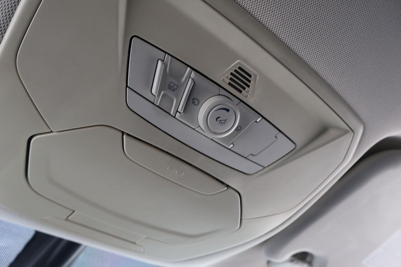 Ford C-Max Energi Vehicle Full-screen Gallery Image 32