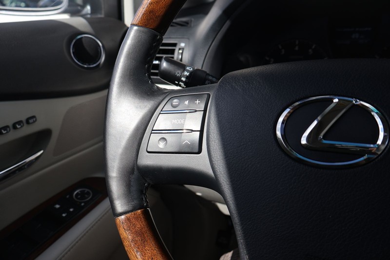 Lexus RX 350 Vehicle Full-screen Gallery Image 26