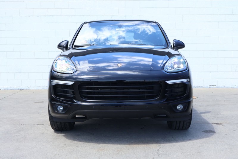 Porsche Cayenne Vehicle Full-screen Gallery Image 02