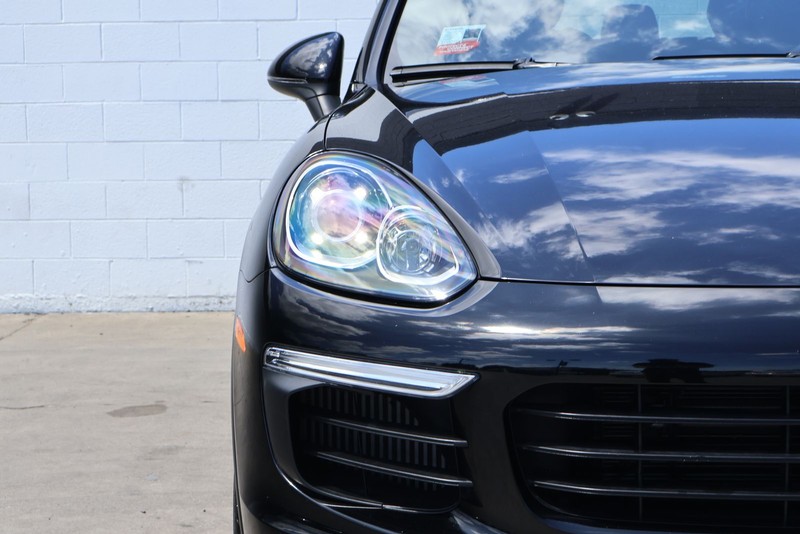 Porsche Cayenne Vehicle Full-screen Gallery Image 03