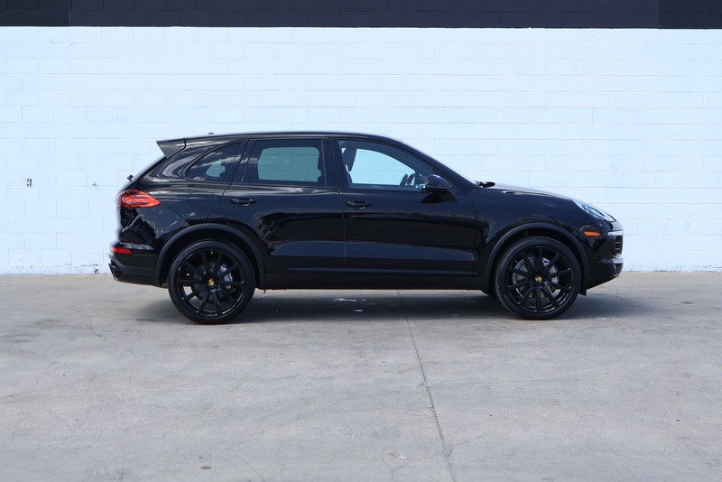 Porsche Cayenne Vehicle Full-screen Gallery Image 04