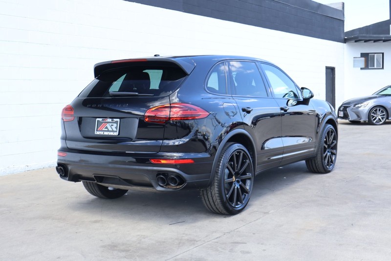 Porsche Cayenne Vehicle Full-screen Gallery Image 05