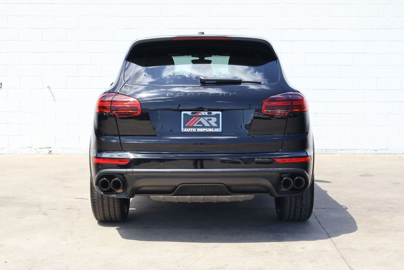 Porsche Cayenne Vehicle Full-screen Gallery Image 06