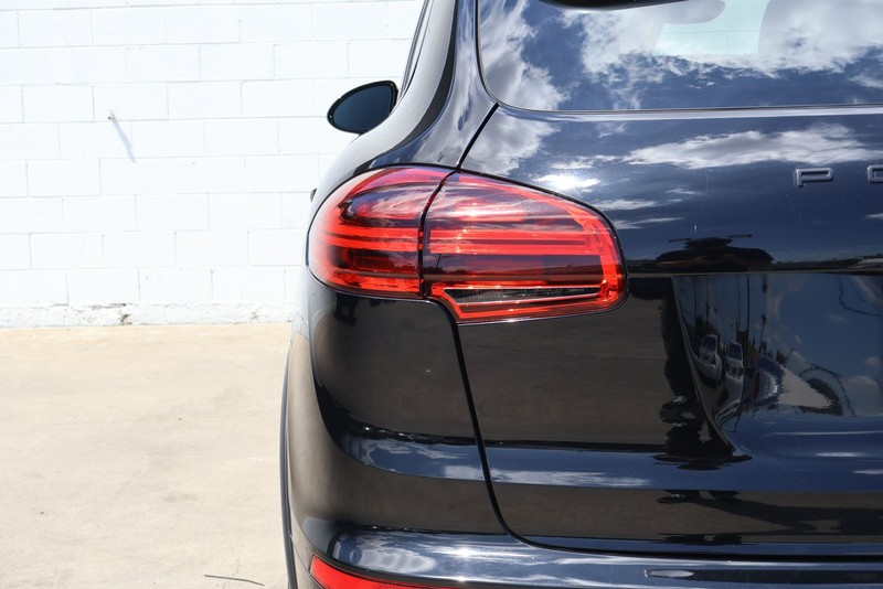 Porsche Cayenne Vehicle Full-screen Gallery Image 07