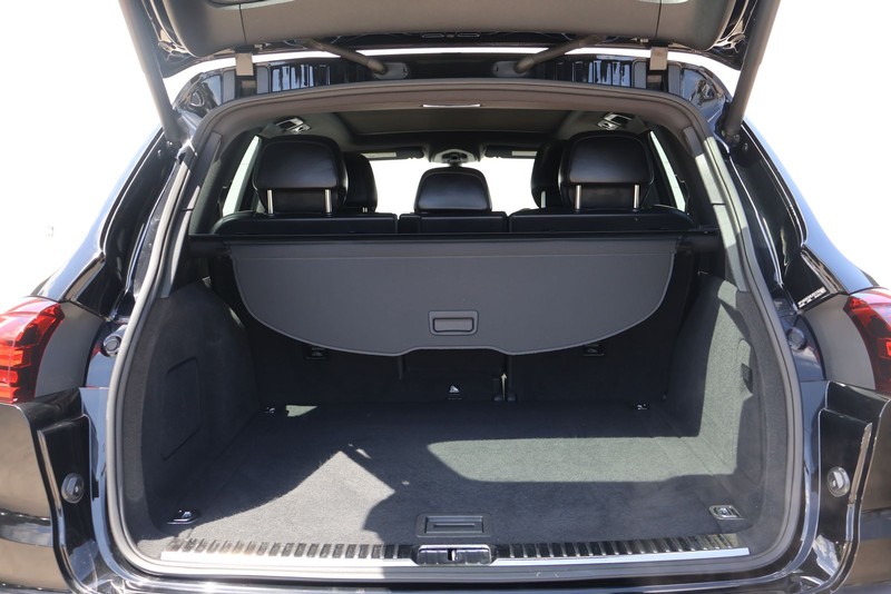 Porsche Cayenne Vehicle Full-screen Gallery Image 08