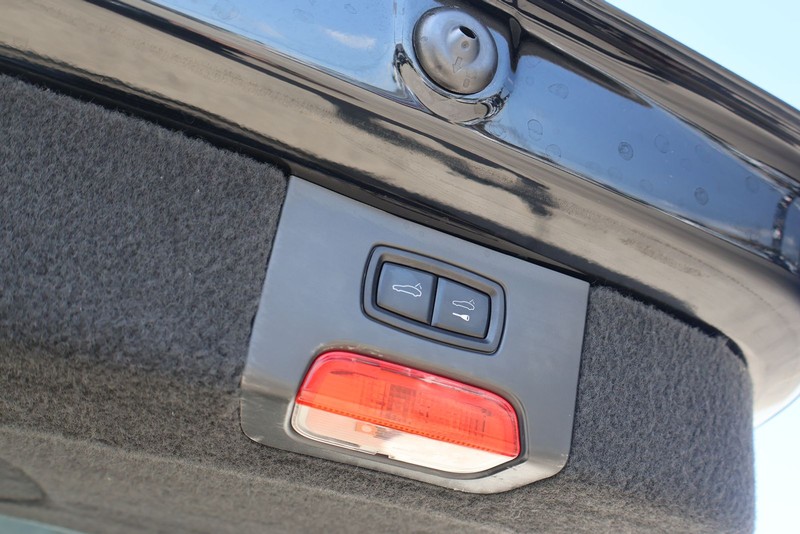 Porsche Cayenne Vehicle Full-screen Gallery Image 09