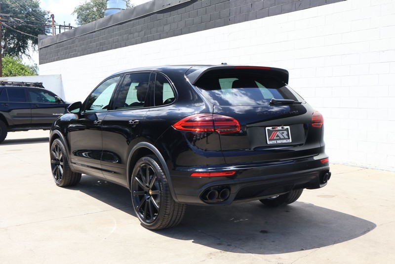 Porsche Cayenne Vehicle Full-screen Gallery Image 10