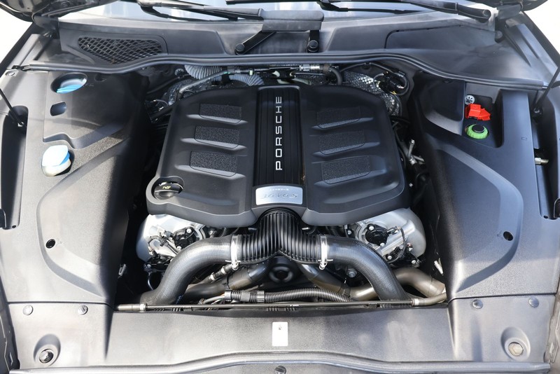 Porsche Cayenne Vehicle Full-screen Gallery Image 13