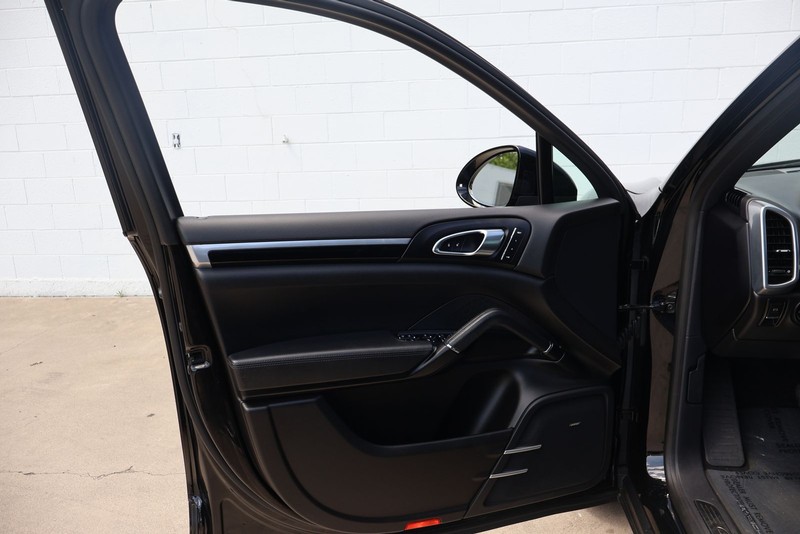 Porsche Cayenne Vehicle Full-screen Gallery Image 14