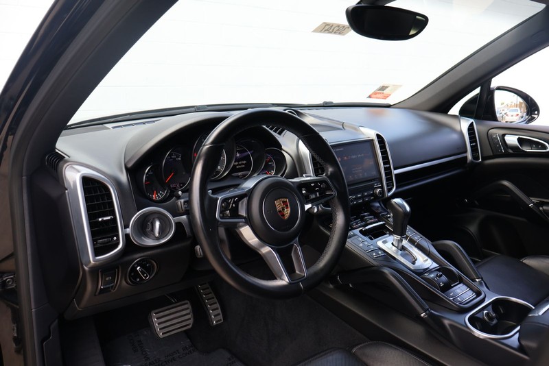 Porsche Cayenne Vehicle Full-screen Gallery Image 15
