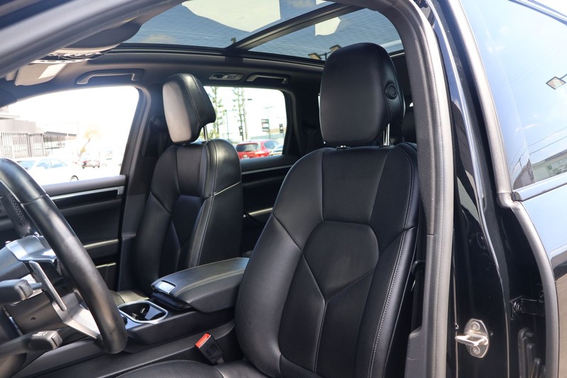 Porsche Cayenne Vehicle Full-screen Gallery Image 16