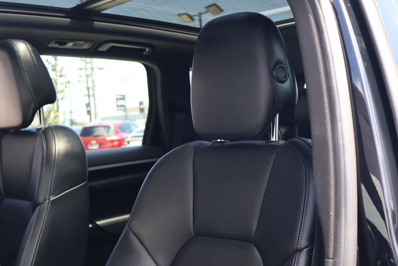 Porsche Cayenne Vehicle Full-screen Gallery Image 17