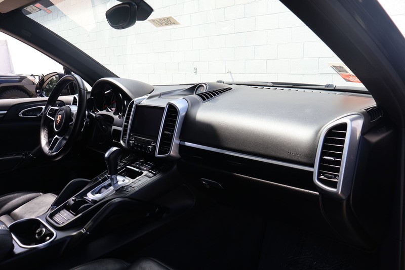 Porsche Cayenne Vehicle Full-screen Gallery Image 19