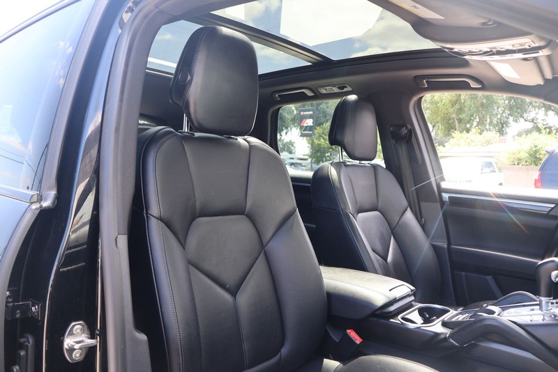 Porsche Cayenne Vehicle Full-screen Gallery Image 20