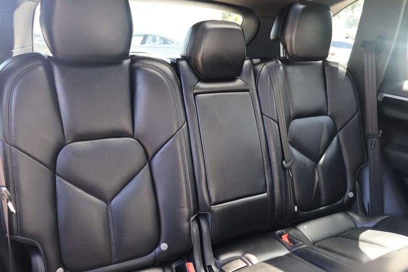 Porsche Cayenne Vehicle Full-screen Gallery Image 21