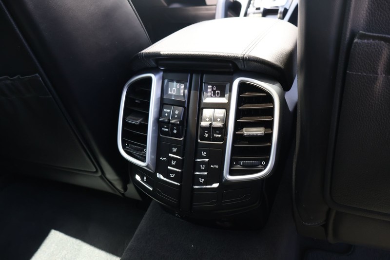 Porsche Cayenne Vehicle Full-screen Gallery Image 22