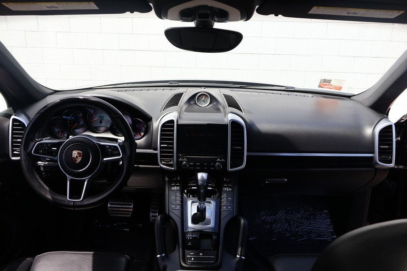 Porsche Cayenne Vehicle Full-screen Gallery Image 23