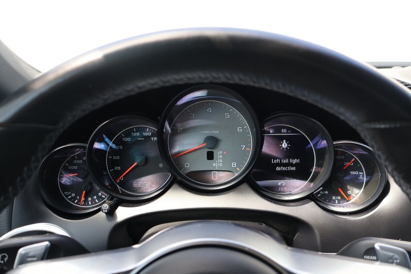 Porsche Cayenne Vehicle Full-screen Gallery Image 24