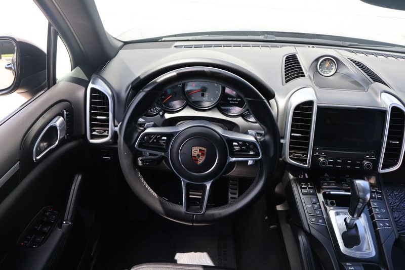 Porsche Cayenne Vehicle Full-screen Gallery Image 26