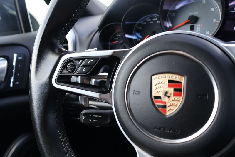 Porsche Cayenne Vehicle Full-screen Gallery Image 27