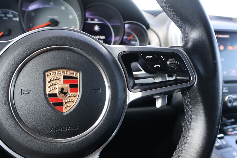 Porsche Cayenne Vehicle Full-screen Gallery Image 28