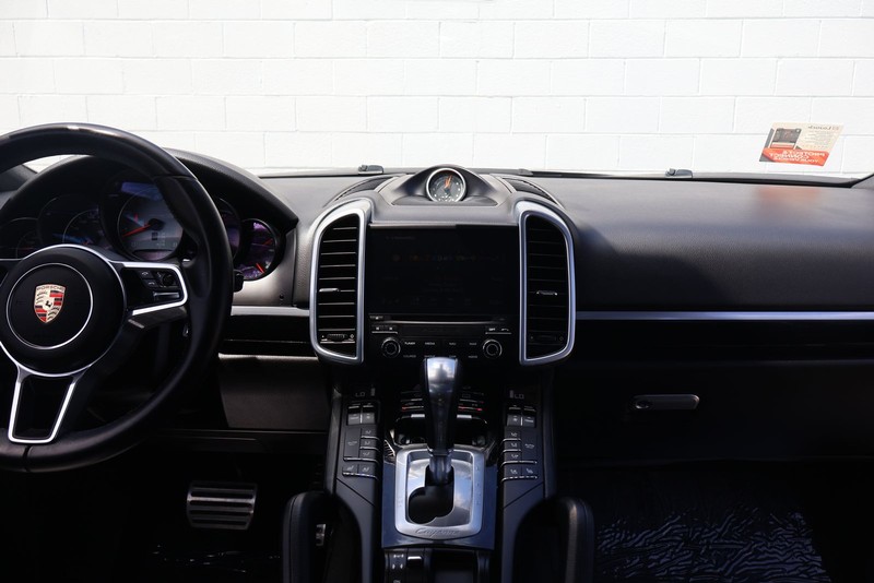 Porsche Cayenne Vehicle Full-screen Gallery Image 29