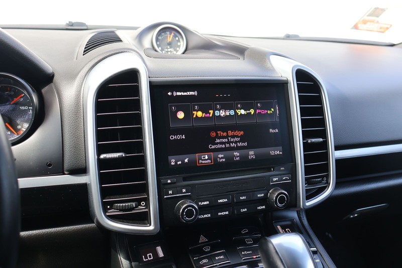 Porsche Cayenne Vehicle Full-screen Gallery Image 31