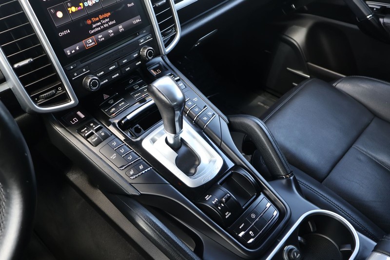 Porsche Cayenne Vehicle Full-screen Gallery Image 33