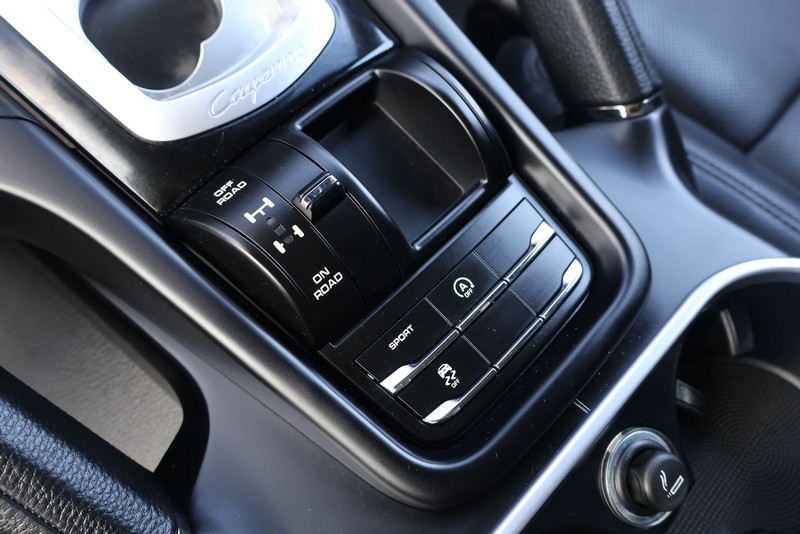 Porsche Cayenne Vehicle Full-screen Gallery Image 34