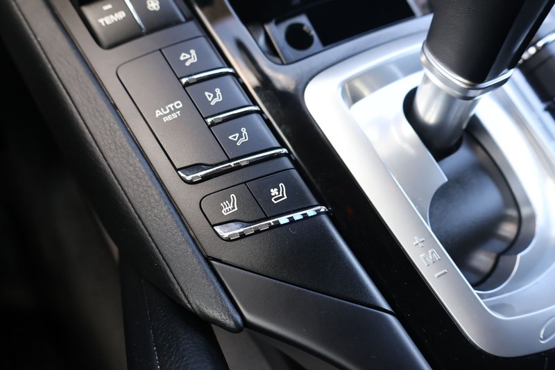 Porsche Cayenne Vehicle Full-screen Gallery Image 35