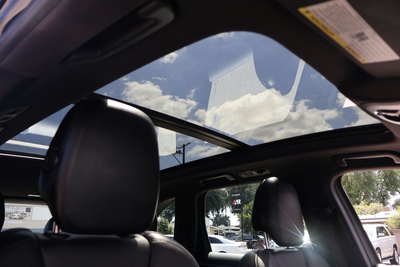 Porsche Cayenne Vehicle Full-screen Gallery Image 36