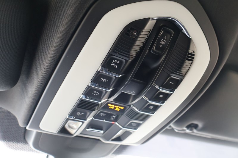 Porsche Cayenne Vehicle Full-screen Gallery Image 37